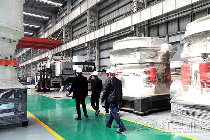 客戶(hù)參觀紅星圓錐破廠區(qū) 客戶(hù)參觀紅星圓錐破廠區(qū)