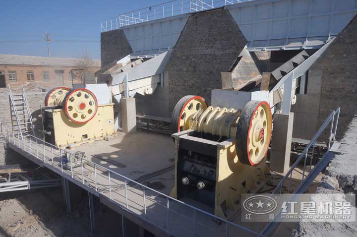 河北制砂生產(chǎn)現(xiàn)場，兩臺顎破同時有效生產(chǎn)
