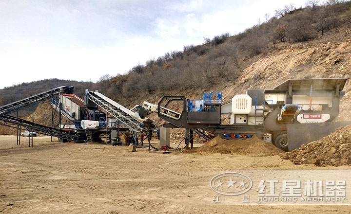 移動破碎設備兩臺聯(lián)機現場