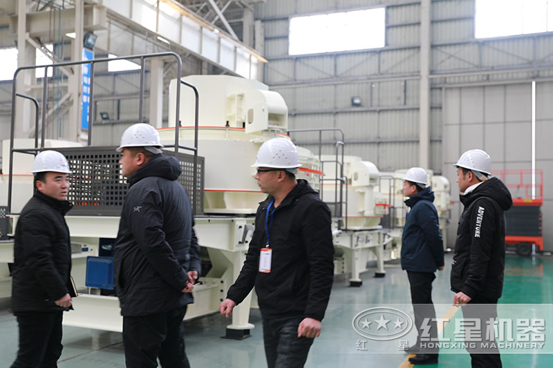 張先生參觀(guān)制砂機(jī)車(chē)間圖